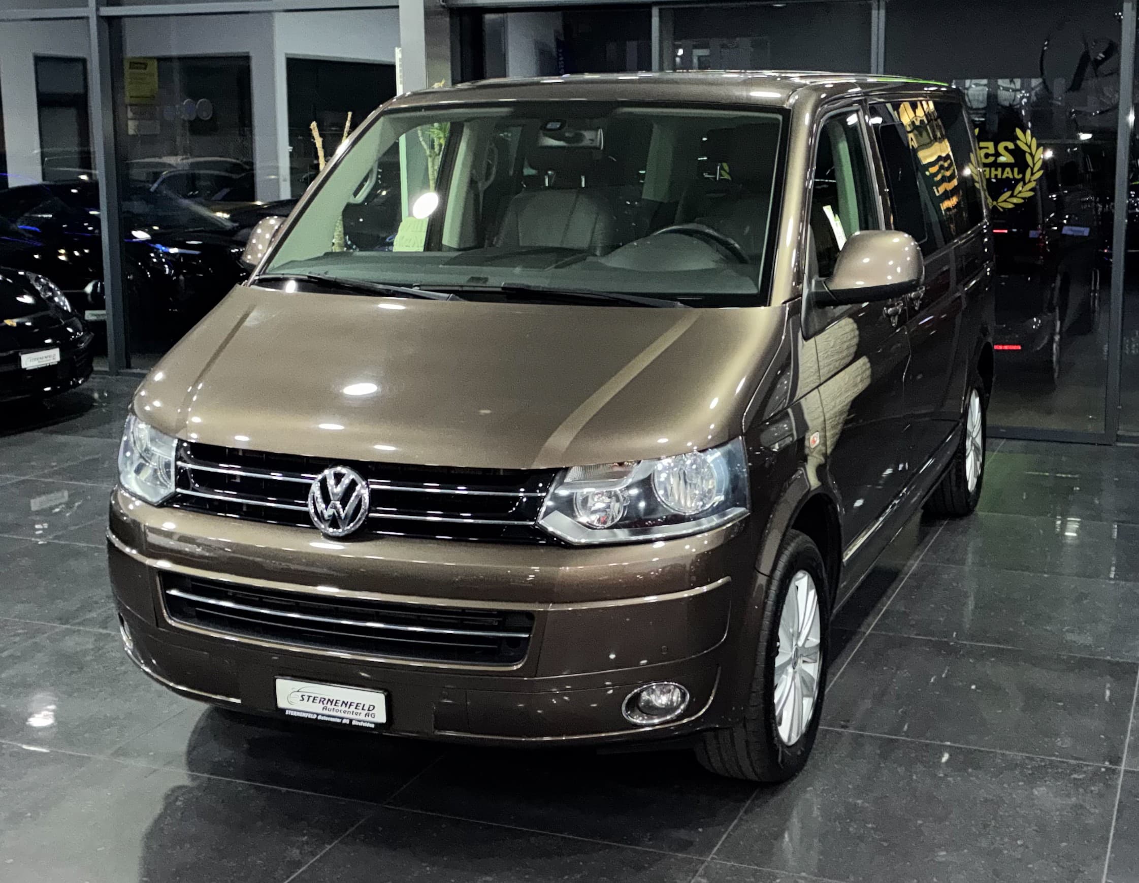 VW T5 Multivan 2.0 Bi-TDI CR Highline DSG — Occasion bei Sternenfeld Autocenter, Birsfelden
