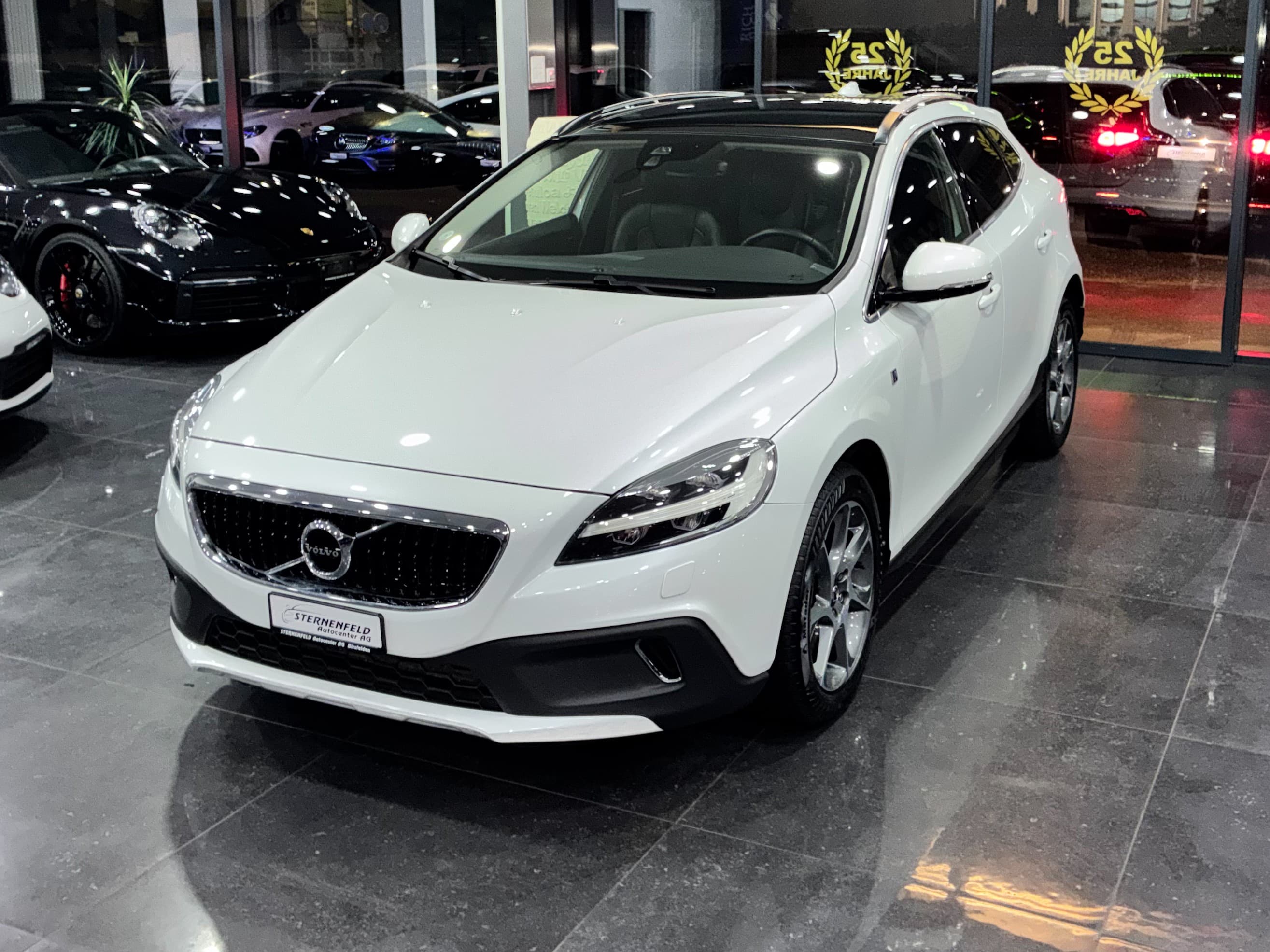 Volvo V40 Cross Country D3 Ocean Race Geartronic — Occasion bei Sternenfeld Autocenter, Birsfelden