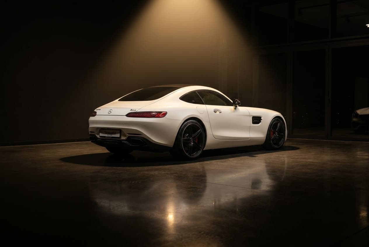 Mercedes-AMG GT unter dem Lichtkegel im Showroom