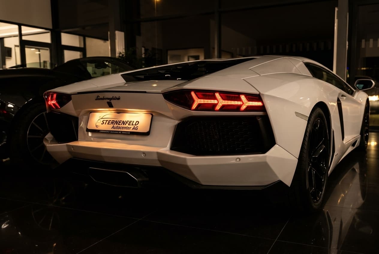 Weisser Lamborghini mit Sternenfeld-Kennzeichen